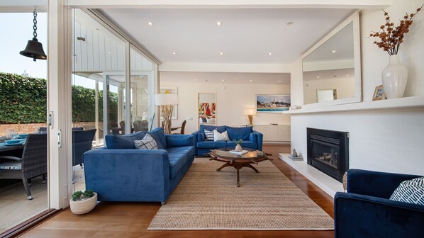 Una Smart TV, una chimenea