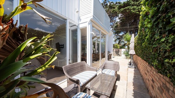 Terrace/patio - Skomer House Portsea with gas heated pool. Steps to beach and Portsea Pub (Portsea)