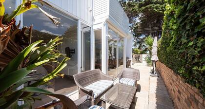Skomer House Portsea with gas heated pool. Steps to beach and Portsea Pub