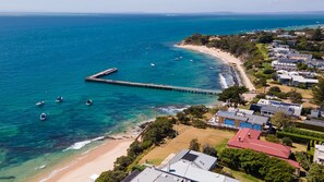 Beach nearby - Skomer House Portsea with gas heated pool. Steps to beach and Portsea Pub (Portsea)
