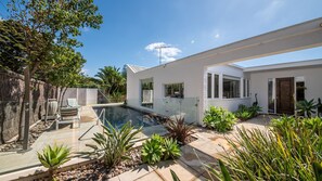 Pool - Skomer House Portsea with gas heated pool. Steps to beach and Portsea Pub (Portsea)