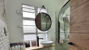 Ein Badezimmer mit Toilette, Waschbecken und Dusche.
