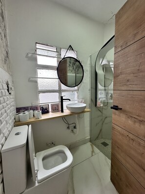 Shower, hydromassage showerhead, hair dryer, towels - Habitaciones la jungla 22 (Algeciras)