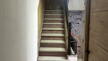 Habitación básica doble | Baño | Ducha, cabezal de ducha con hidromasaje, secador de pelo y toallas