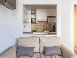 Interior - Cosy apartment for 2 guests with A/C, WIFI, TV, terrace, pets allowed and panoramic view (Nice)