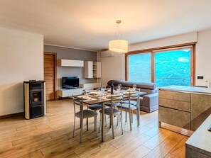 Dining - Lovely apartment for 6 guests with A/C, WIFI, TV, patio and pets allowed (Santa Croce)