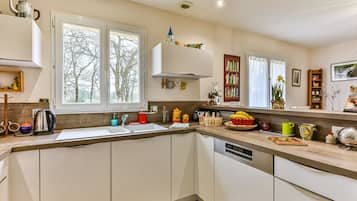 Een koelkast, een microgolfoven, een oven, een vaatwasser