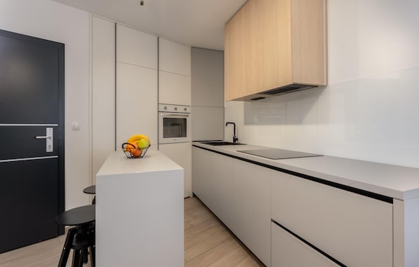 Refrigerador, placa de cocina, lavavajillas, cafetera/tetera