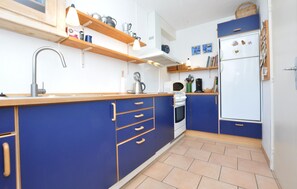 Kjøleskap, ovn, kokeplater og kaffetrakter/tekoker