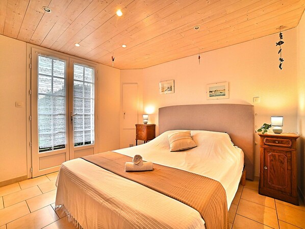 1 室のベッドルーム、旅行用ベビーベッド、WiFi (無料)、ベッドシーツ