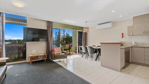 Eine moderne Wohnung mit Balkon, Essbereich und Küche.