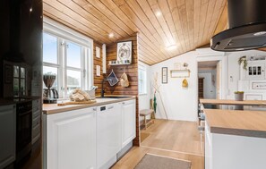 Kjøleskap, kokeplater, oppvaskmaskin og kaffetrakter/tekoker