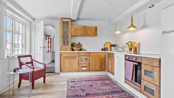 Réfrigérateur, plaque de cuisson, lave-vaisselle, cafetière/bouilloire