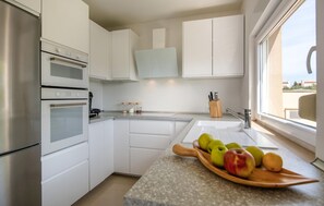 Kühlschrank, Ofen, Geschirrspüler, Wasserkocher mit Kaffee-/Teezubehör