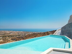 Una piscina al aire libre de temporada