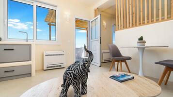 Junior-Suite | Wohnbereich | 32-Zoll-Flachbildfernseher mit Satellitenempfang, Fernseher