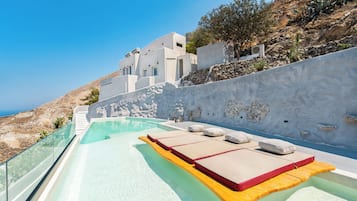 Una piscina al aire libre de temporada