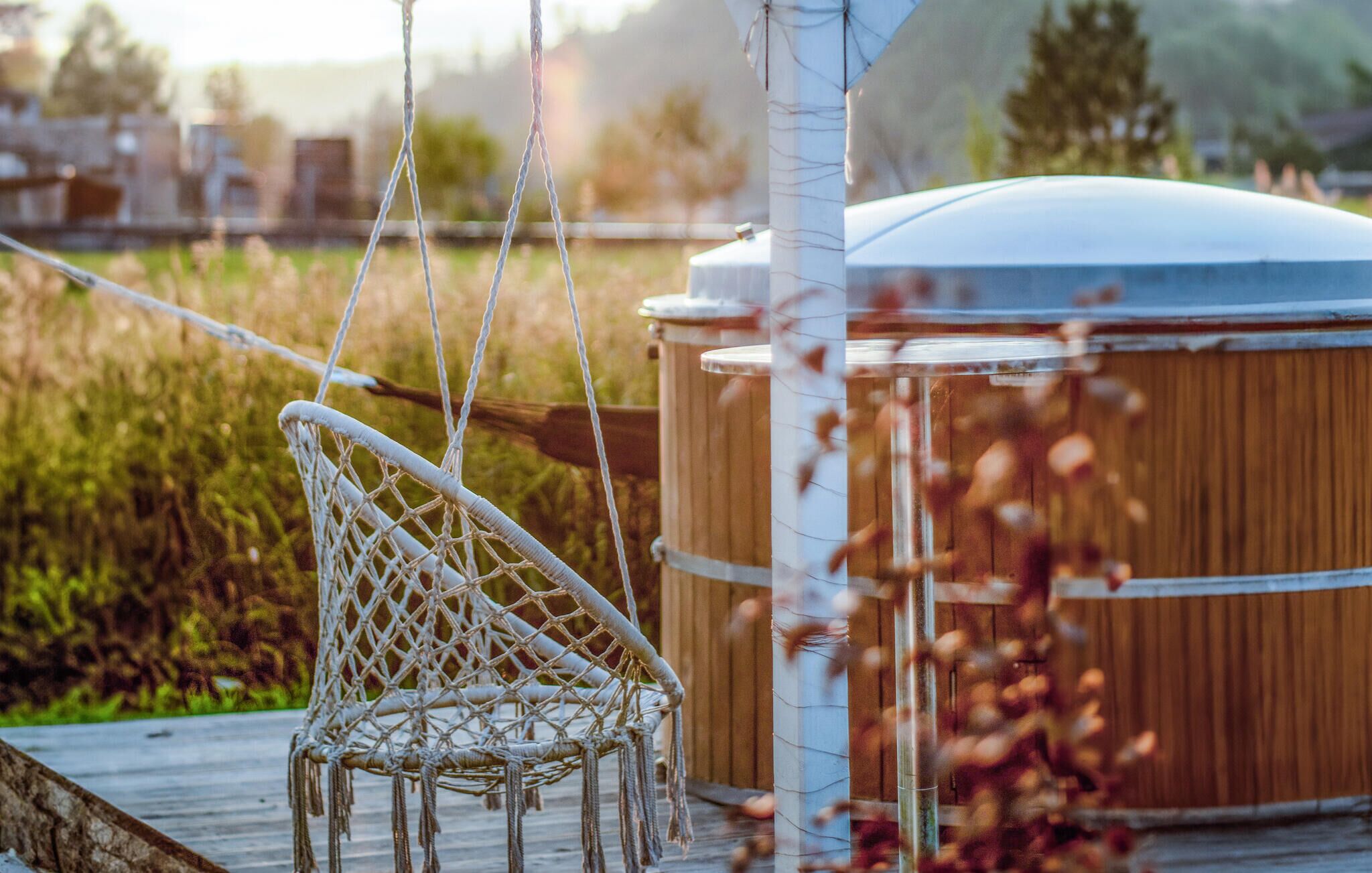 Un fauteuil suspendu, une structure en bois et un réservoir d’eau.