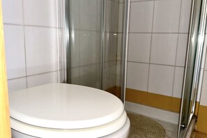Ducha, bidet, toallas