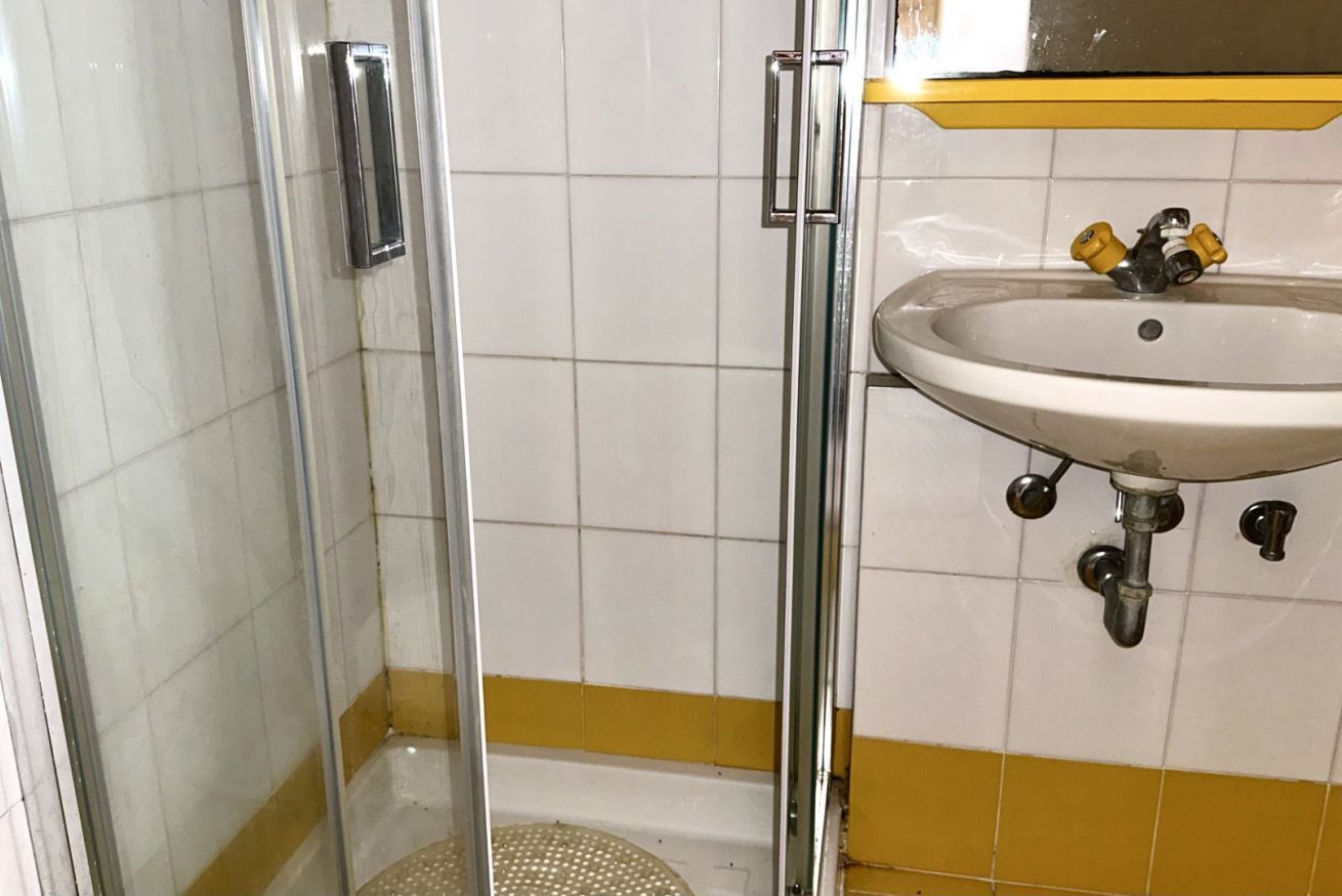 Douche, bidet, serviettes fournies