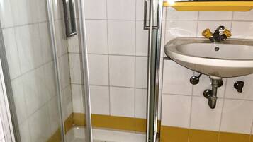 Douche, bidet, serviettes fournies