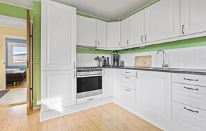 Kühlschrank, Herdplatte, Wasserkocher mit Kaffee-/Teezubehör