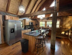 Fridge, microwave, oven, stovetop - T&M Elite Retreat! Hike/ Ride to Trails, Big South Fork, Near Scenic Parks! (Jamestown)