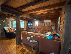 Smart TV, books - T&M Elite Retreat! Hike/ Ride to Trails, Big South Fork, Near Scenic Parks! (Jamestown)
