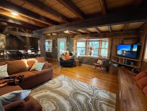 Una Smart TV, libros