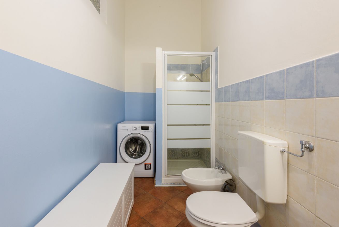 Douche, sèche-cheveux, bidet, serviettes fournies