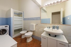 Douche, sèche-cheveux, bidet, serviettes fournies