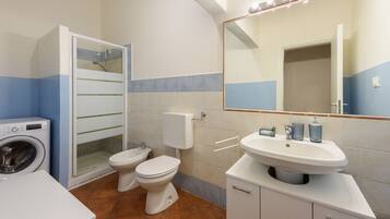 Dusche, Haartrockner, Bidet, Handtücher