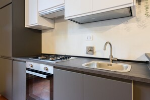 Fridge, oven, stovetop, dishwasher - Gaddi apartment in Florence by Mmega (Firenze)