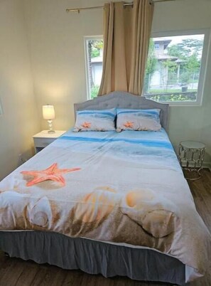 2 bedrooms, desk, WiFi, bed sheets