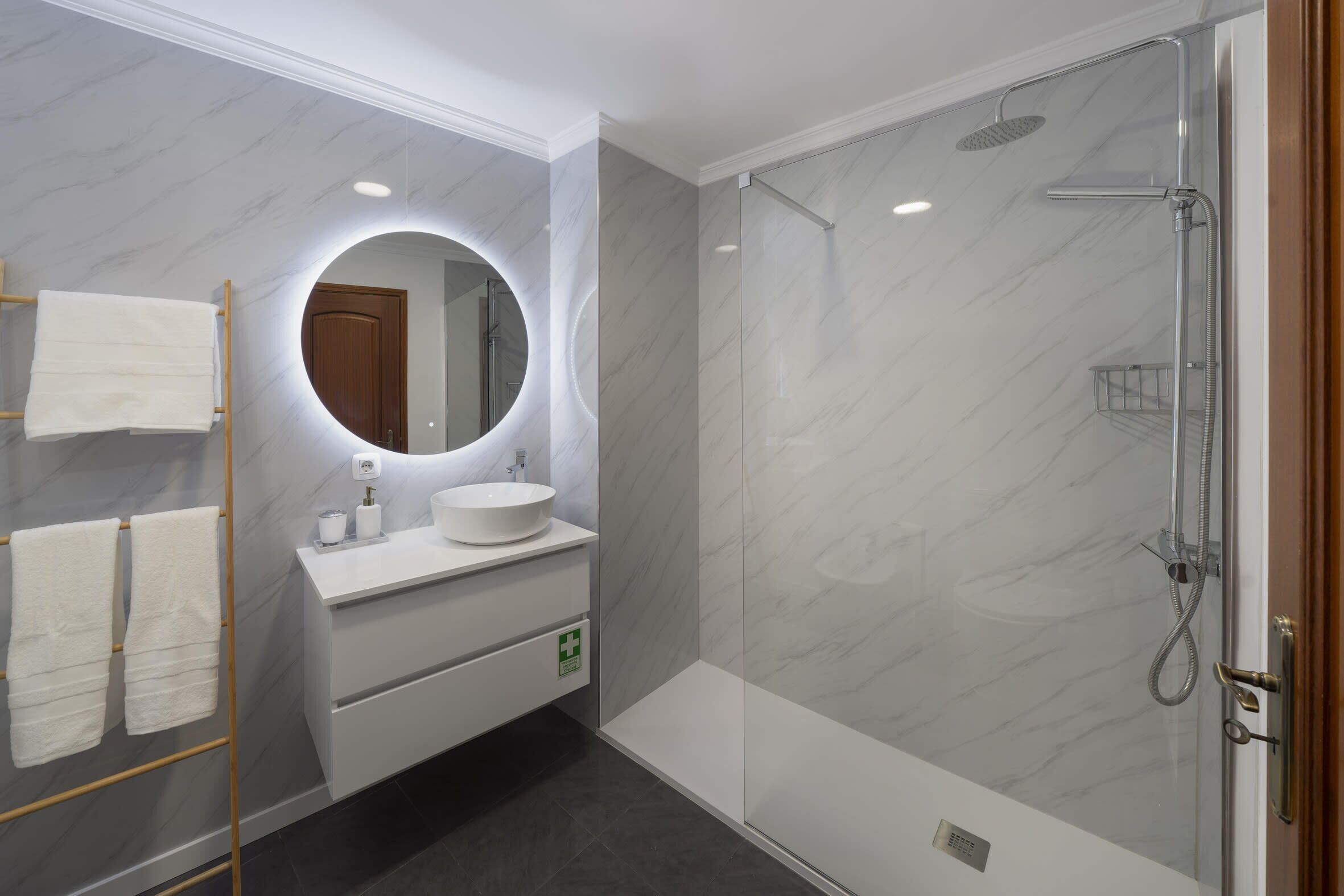 Een douche, een haardroger, handdoeken