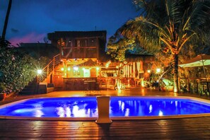 50-inch Smart TV with digital channels, Netflix, streaming services - Pousada de Charme Emirados (Ilhabela)