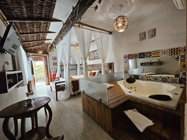 Deluxe Suite, Jetted Tub | Premium bedding, pillowtop beds, minibar, in-room safe - Pousada de Charme Emirados (Ilhabela)
