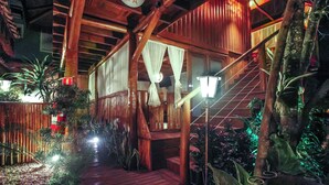A wooden staircase leading to a spa area with a sign indicating 'SPA'. - Pousada de Charme Emirados (Ilhabela)