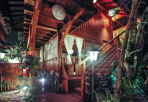 50-inch Smart TV with digital channels, Netflix, streaming services - Pousada de Charme Emirados (Ilhabela)