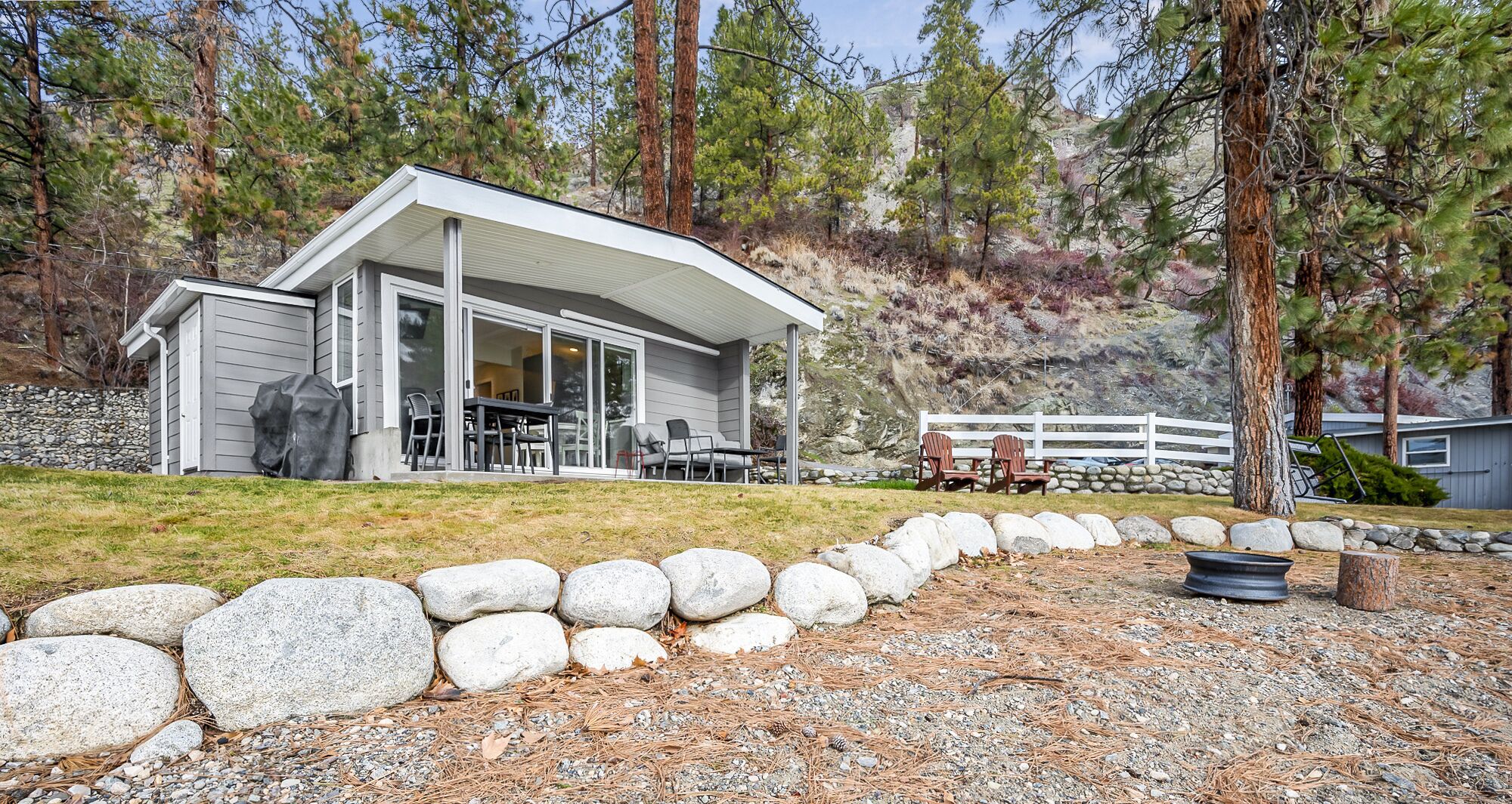 Vista frontal de la propiedad