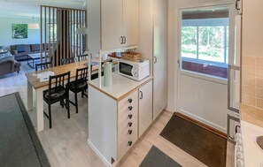 Kühlschrank, Mikrowelle, Herdplatte, Geschirrspüler