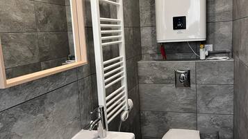 Sèche-cheveux, serviettes fournies, papier toilette