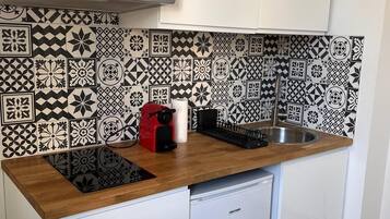 Réfrigérateur, micro-ondes, cafetière/bouilloire, bouilloire électrique