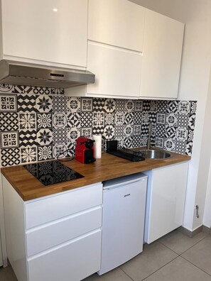 Køleskab, mikrobølgeovn, kaffe-/temaskine, elkedel