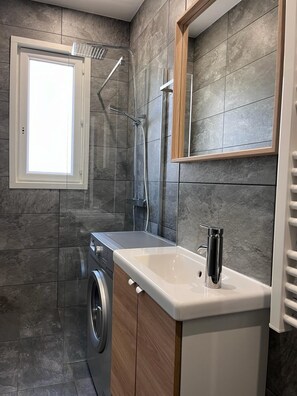 Haartrockner, HandtĂŒcher, Toilettenpapier