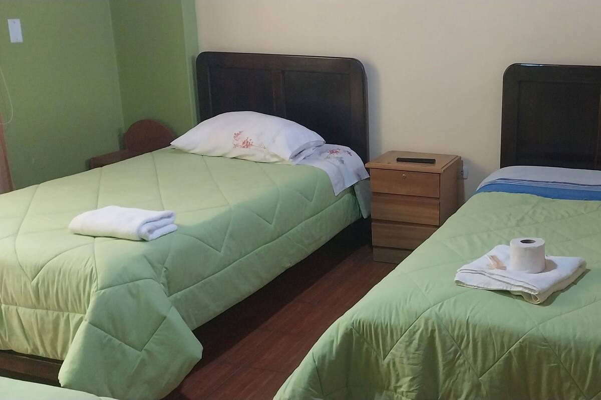 Habitación Confort con 2 camas individuales | Escritorio y wifi gratis