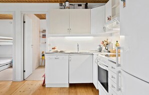 Køleskab, kogeplade, opvaskemaskine, kaffe-/temaskine