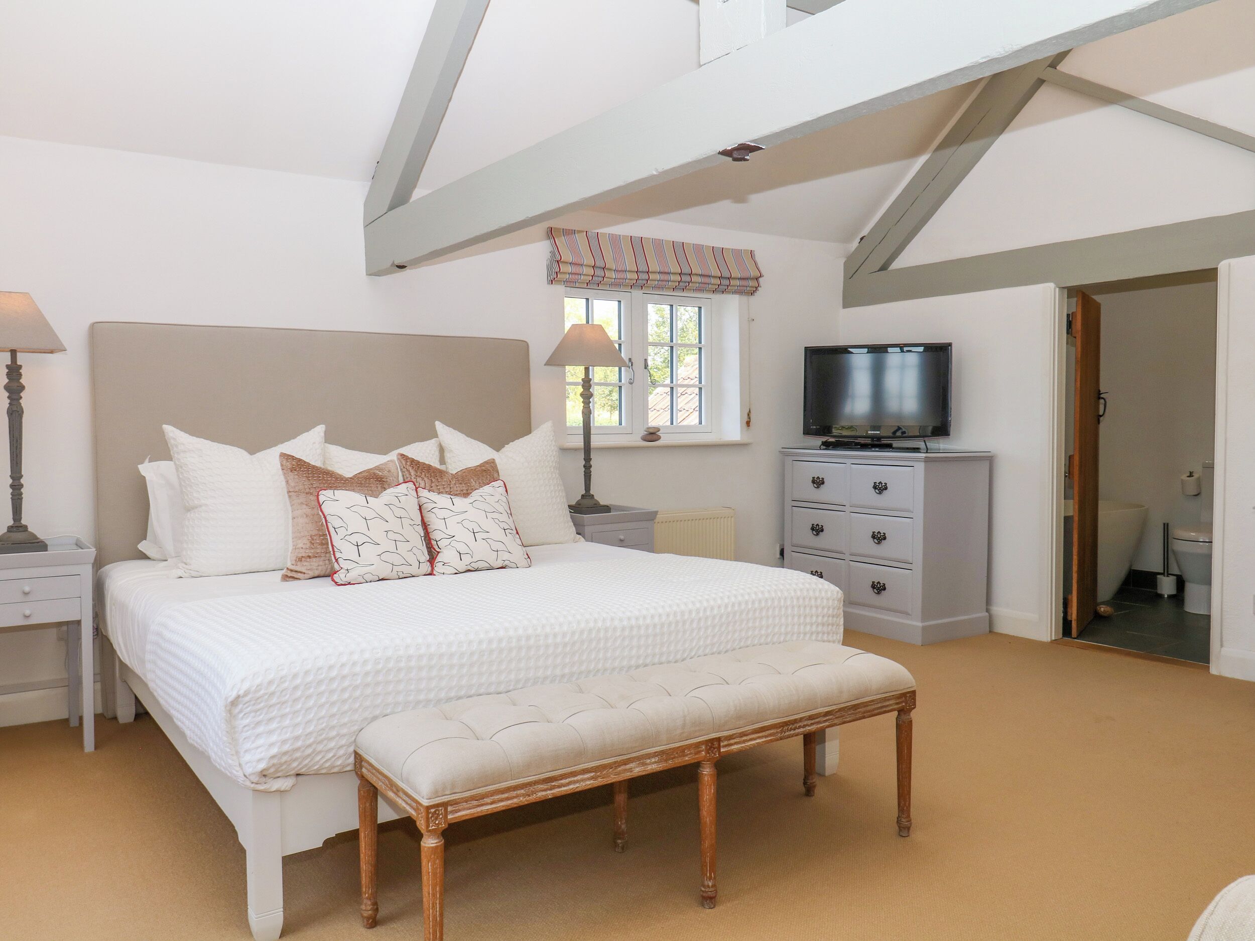 4 bedrooms, WiFi (free), individually decorated, individually furnished
