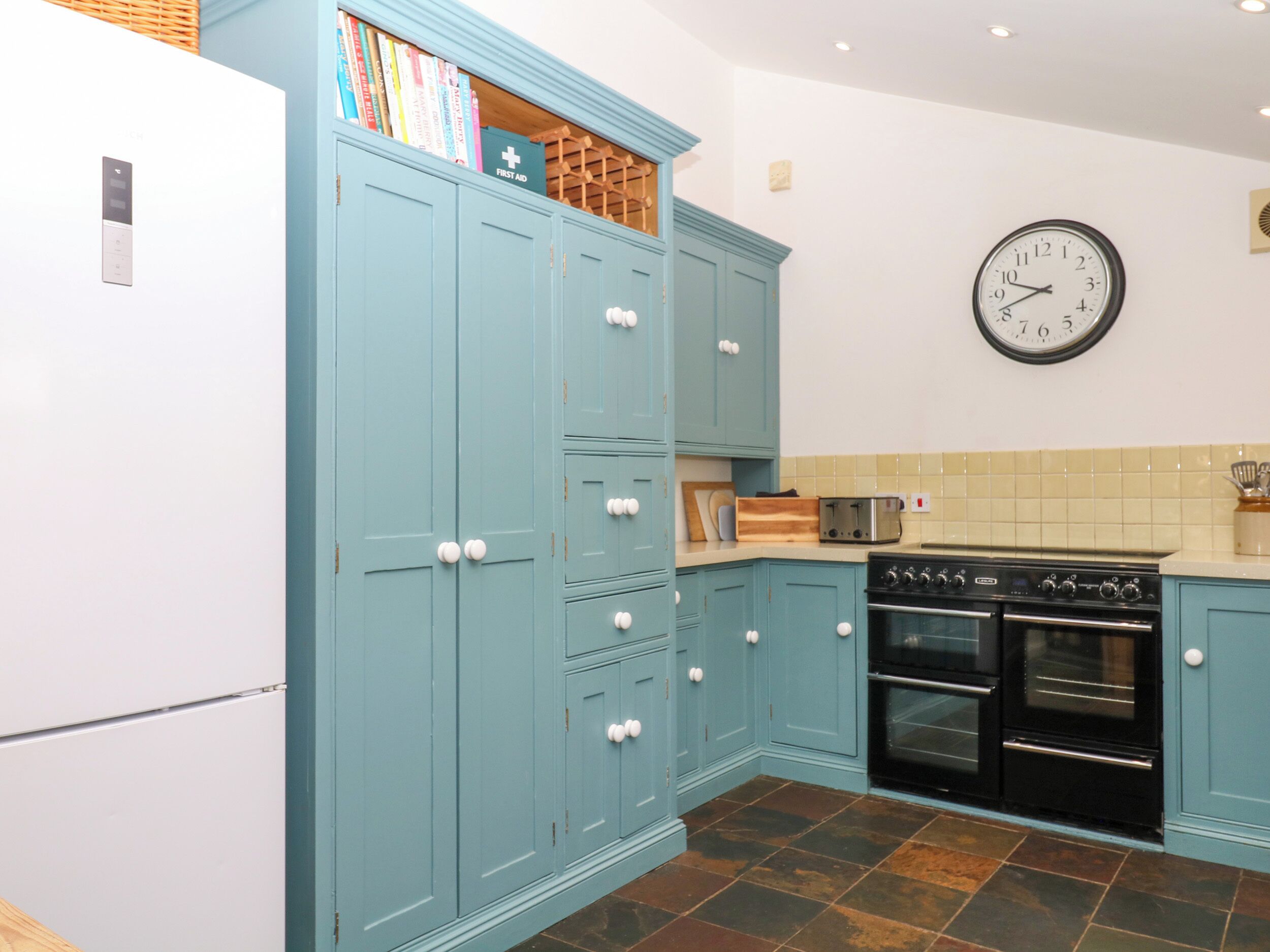 Dishwasher, electric kettle, cookware/dishes/utensils