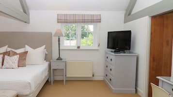 Cottage | 4 bedrooms, WiFi (free), individually decorated, individually furnished